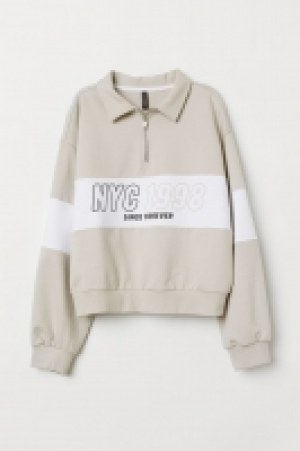  Sweatshirt with a collar 15.00 €