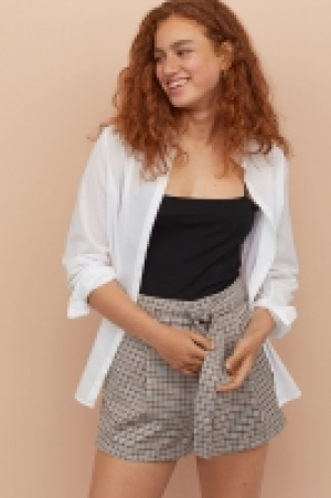  Shorts with a tie belt 10.00 €