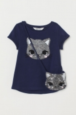 HM   T-shirt and shoulder bag