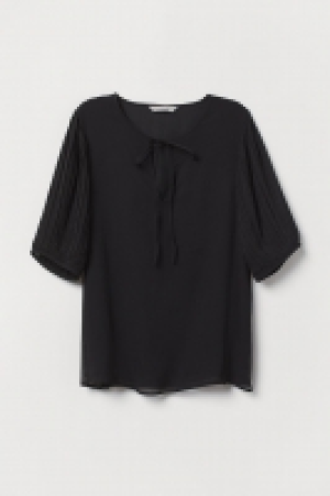  Balloon-sleeved blouse 10.00 €