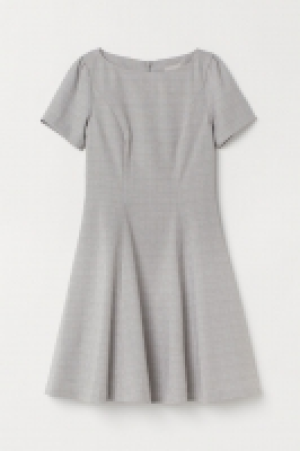  Puff-sleeved dress 9.00 €