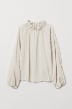  Blouse with a frilled collar 20.00 €