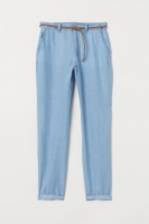  Trousers with a belt 17.00 €