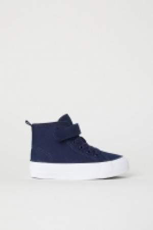  Hi-top trainers 9.00 €