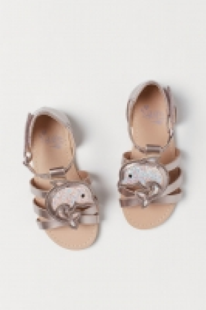  Sandals with an appliqué 7.00 €