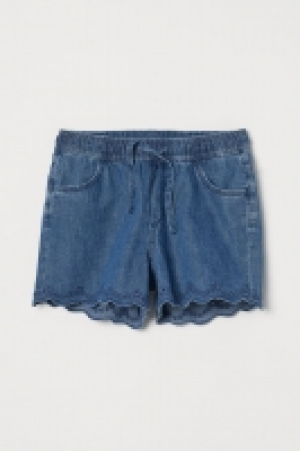  Shorts with broderie anglaise 9.00 €