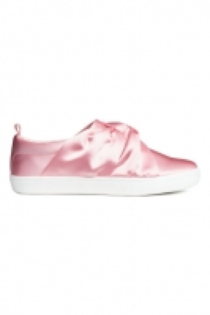  Knot-detail trainers 7.00 €