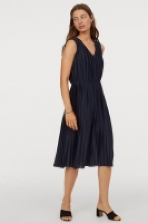  Pleated dress 17.99 €