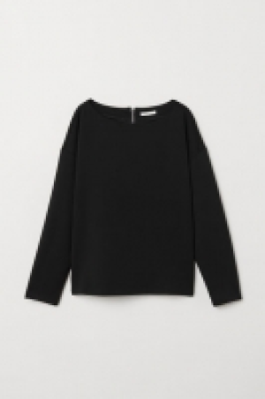 HM   Boat-necked jersey top