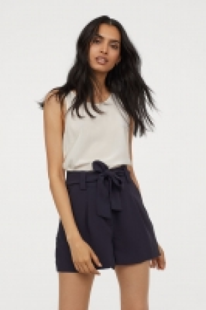  Shorts with a tie belt 12.99 €