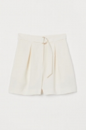  Shorts with a belt 14.99 €