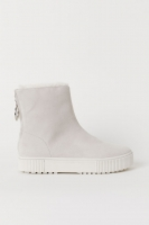  Suede boots 32.99 €