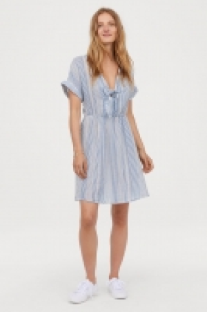 HM   V-neck tie-front dress