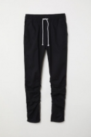  Cotton twill joggers 9.00 €