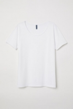  T-shirt with a deep neckline 5.00 €