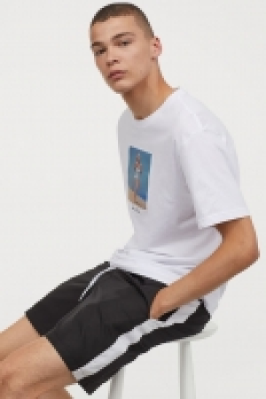  Shorts with side stripes 10.00 €