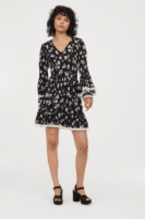  Trumpet-sleeved dress 20.00 €