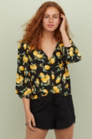  Lace-trimmed shorts 9.00 €