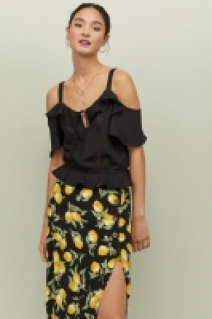  Flounced cold shoulder blouse 9.00 €