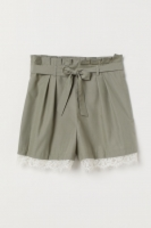  Paper bag shorts with tie belt 10.00 €