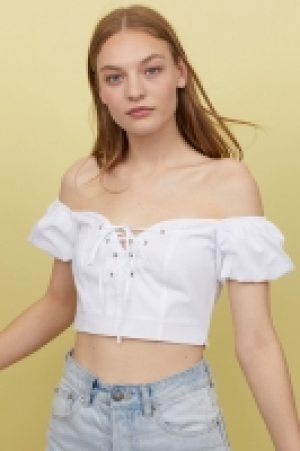  Off-the-shoulder laced blouse 10.00 €