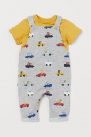  T-shirt and dungarees 10.00 €