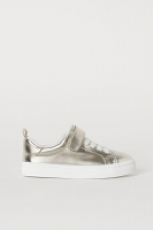  Shimmering trainers 8.00 €