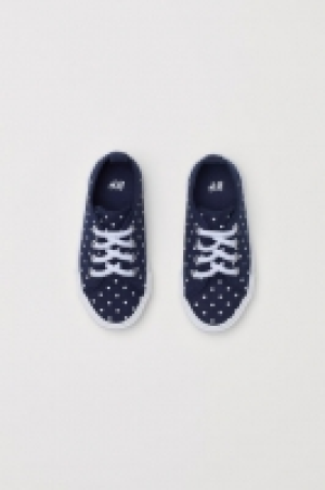  Canvas trainers 4.00 €