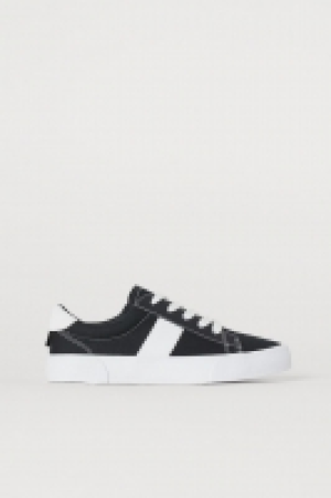  Canvas trainers 8.00 €