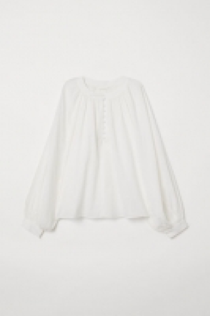  Balloon-sleeved blouse 7.99 €