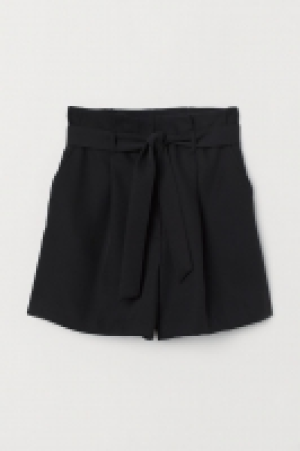  Shorts with a tie belt 17.99 €