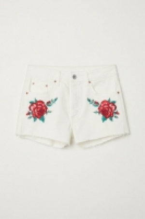  Embroidered denim shorts 15.00 €