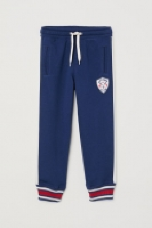 HM   Joggers with an appliqué