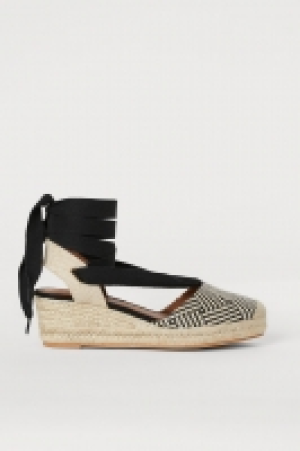 Wedge-heeled espadrilles 17.99 €
