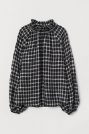  Blouse with a frilled collar 19.99 €