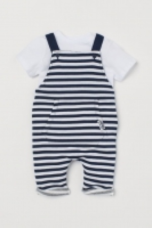  T-shirt and dungarees 5.00 €