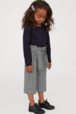  Wide trousers with a tie belt 10.00 €