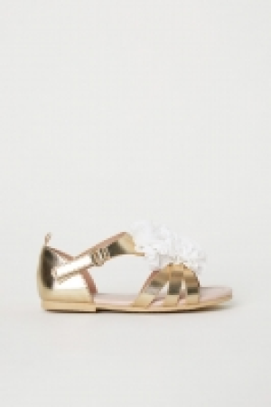  Appliquéd sandals 9.00 €