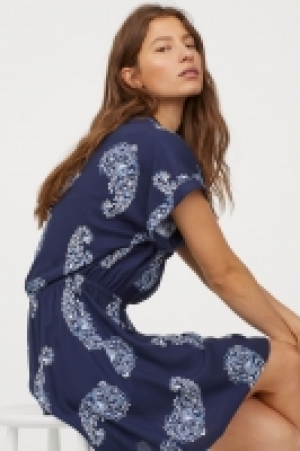  V-neck dress 17.99 €