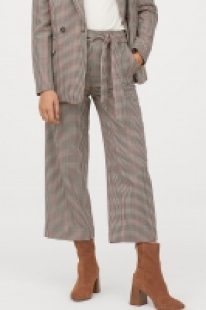  Wide trousers with a tie belt 17.99 €