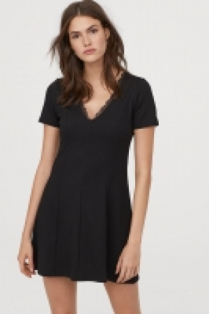  V-neck dress 14.99 €