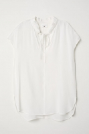  Blouse with a frilled collar 8.99 €