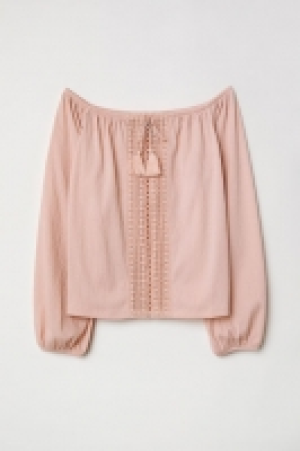  Off-the-shoulder top with lace 8.00 €