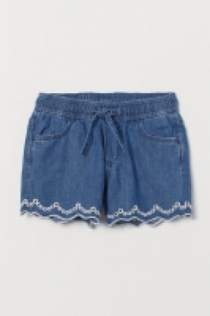 HM   Shorts with broderie anglaise