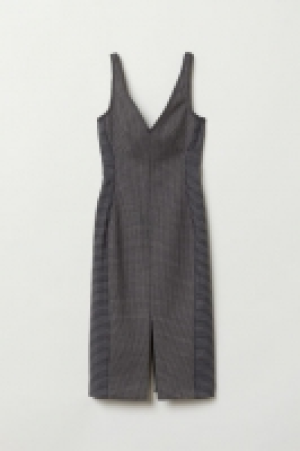  V-neck dress 45.00 €