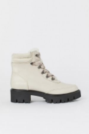  Pile-lined boots 24.99 €