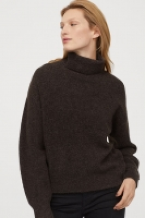  Knitted polo-neck jumper 12.99 €