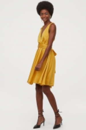  Halterneck dress 24.99 €