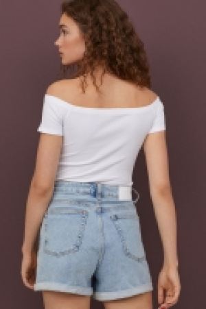  Ribbed off-the-shoulder top 3.00 €