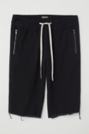  Knee-length twill shorts 8.99 €